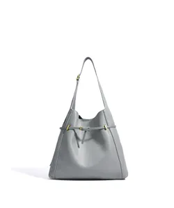 Graue Schultertasche aus Leder Detail, elegantes Metallschloss und Riemendesign für Pendler.