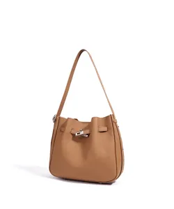 Clásico bolso de hombro tipo cubo en piel marrón con elegante cierre de hebilla metálica.