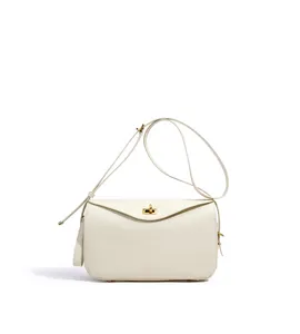 Sac à main en cuir blanc minimaliste, vue détaillée de la belle texture et du fermoir.