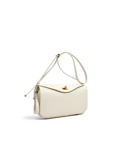Sac bandoulière minimaliste en cuir blanc avec serrure métallique et sangle réglable.
