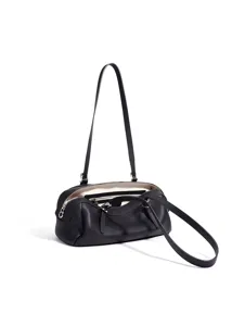 Detailansicht der schwarzen Leder Boston Schultertasche mit Reissverschluss und Innenfutter.