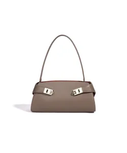 Elegante Damen Umhängetasche aus echtem Leder, schicke Designer Handtasche für Alltag.
