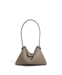 Élégant sac à bandoulière en cuir taupe, design souple classique avec fermoir métal.