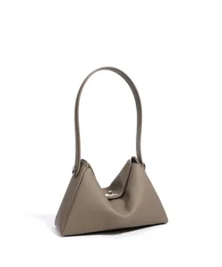 Élégant sac à main en cuir taupe avec design plié unique et fermeture à tourniquet métallique.