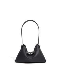 Détail de sac porté épaule en cuir noir avec texture premium et fermoir tournant métallique.