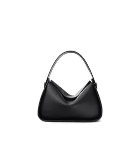 Detalle de bolso negro de cuero, con diseño plegado único y asa cómoda y elegante.