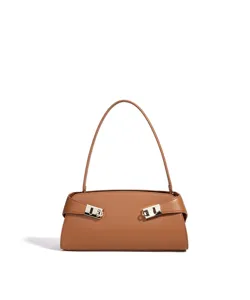 Braune leder unterarm schultertasche mit elegantem metallschnalle und bequemen riemendesign.