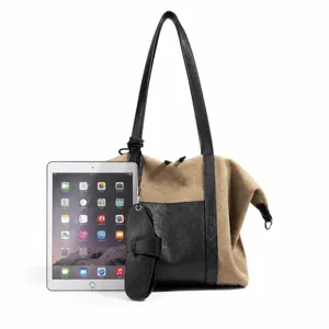 Sac cabas en toile vue de detail, design bicolore, grande capacite et style decontracte.