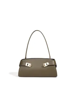 Detailansicht einer olivgrünen Schultertasche aus Leder mit schickem Metallschnallen.