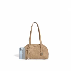 Detalle del bolso de hombro tejido dimensiones largo 32cm alto 19cm ancho 12cm para el trabajo