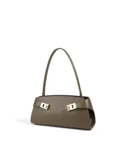 Olivengrüne Schultertasche aus Leder Detail mit einzigartigen goldenen Metall-Schnallen.