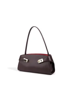 Elegante braune Leder-Achseltasche mit goldenen Beschlägen für Damen im Pendlerstil.