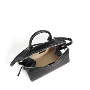 Bolso de hombro de cuero negro para mujer, elegante bolso bandolera estructurado.