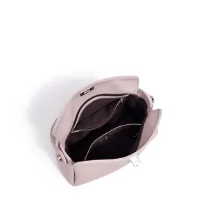 Sac à bandoulière élégant en cuir rose pour femme, fourre-tout polyvalent avec compartiments.
