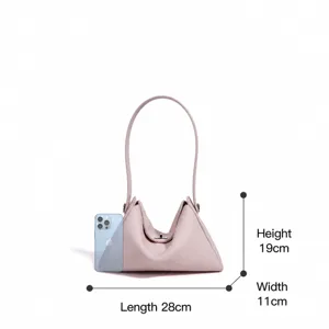 Sac à bandoulière en cuir rose, élégant sac fourre-tout pour femme, design chic et pratique style.