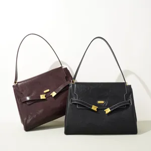 Sac à main élégant en cuir pour femme, sac porté épaule chic pour le travail détails dorés.