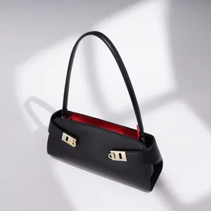 Schwarze Schultertasche aus Leder für Damen, elegante Hobo-Tasche mit goldener Hardware.