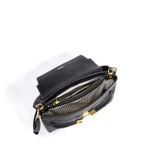 Sac à main en cuir noir avec quincaillerie dorée et doublure intérieure rayée chic.