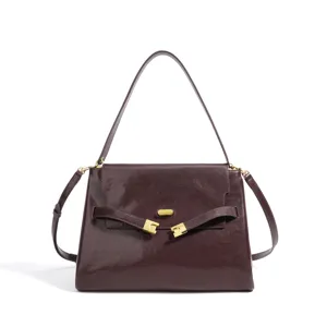 Élégant sac à main en cuir pour femme, sac porté épaule élégant pour le travail.