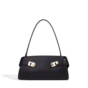 Elegante schwarze Ledertasche mit goldenen Akzenten, ideal für stilvolle Alltagsoutfits.