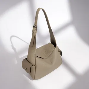 Sac à épaule en cuir véritable pour femme, élégant sac hobo oreiller minimaliste avec poches.