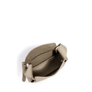 Sac à bandoulière élégant en cuir taupe véritable, design oreiller souple et chic.