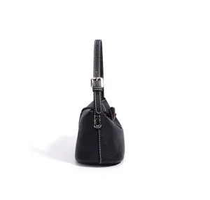 Bolso de hombro de cuero granulado negro vista lateral, detalles metálicos, bolso de uso diario.