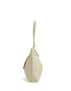 Detaillierte Seitenansicht einer minimalistischen Umhängetasche aus hellem Leder.