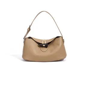 Bolso de hombro para mujer en piel granulada con cierre de palanca y correa ajustable.