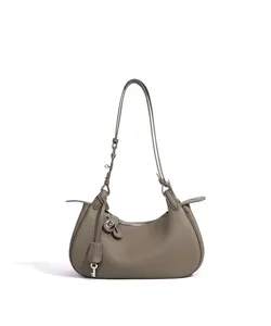 Sac à bandoulière croissant en cuir gris minimaliste pour femme, sac fourre-tout élégant.