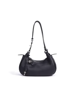 Détail de sac porté épaule croissant en cuir noir, sac hobo élégant pour navette avec clé en métal