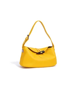 Vista detallada de bolso de hombro de cuero con grano de lichi, elegante accesorio.