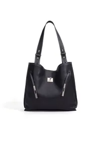 Detaillierte Nahaufnahme der schwarzen Ledertasche mit feinen Nähten und Metallverschluss.