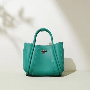 Elegante grüne Lederhandtasche mit Bambus-Metallverschluss, stilvolle Damen Handtasche.