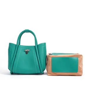 Elegante türkise Ledertasche mit Bambus-Drehverschluss und passendem Kosmetiktäschchen-Set.