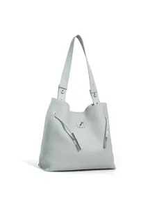 Detailansicht der eleganten hellgrünen Lederschultertasche mit hochwertigen Metallbeschlägen.