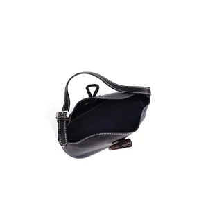 Bolso de hombro clásico de cuero negro con textura litchi, diseño elegante y versátil.