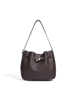 Bolso cubo de cuero marrón oscuro detalle, elegante bolso de hombro con cierre metálico.