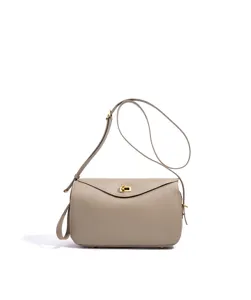 Vue détaillée du sac en cuir haut de gamme avec fermoir tournant en métal et belles finitions.