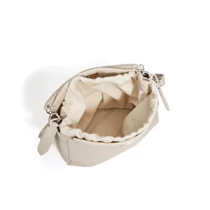 Bolso bandolera de piel beige con bolsa interior de lona con cordón y herrajes metálicos.