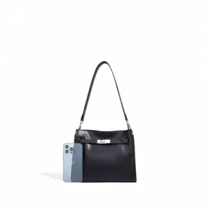 Clásico bolso de hombro de cuero negro con asa superior y diseño elegante y chic.