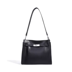Bolso de hombro clásico de cuero negro con cierre metálico, elegante para uso diario.