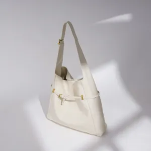 Elegante minimalistische weiße Damen Ledertasche, geräumiger Alltags Shopper für Büro.