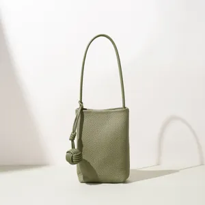 Grüne Handytasche aus echtem Leder für Damen, stilvolle Umhängetasche mit Knotendetail.