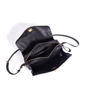 Sac bandoulière minimaliste en cuir noir avec quinzaine dorée et multiples compartiments pour femmes.