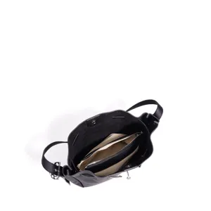 Bolso tipo cubo de cuero negro con bolsillo interior y herrajes metálicos para uso diario.