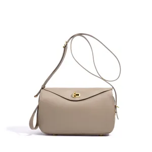 Sac à bandoulière minimaliste en cuir véritable pour femme, élégant sac de tous les jours.