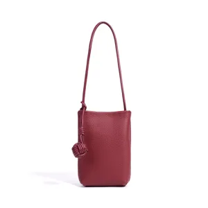Bordeauxfarbene Handytasche aus Leder für Damen, elegante Mini Umhängetasche mit feinem Knoten.