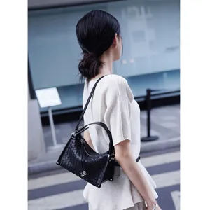 Sac à bandoulière en cuir tressé noir classique pour femme, sac minimaliste chic.