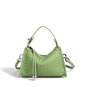 Sac à main chic en cuir tissé vert clair pour femme, élégante sacoche bandoulière tendance.
